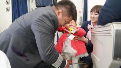 Обряд &quot;Тұсау кесер&quot; впервые провели в самолёте в Казахстане
