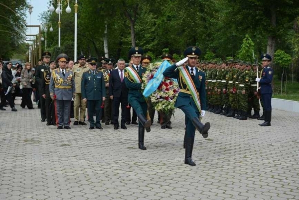 Память воинов-казахстанцев, погибших на таджикско-афганской границе, почтили в Таджикистане