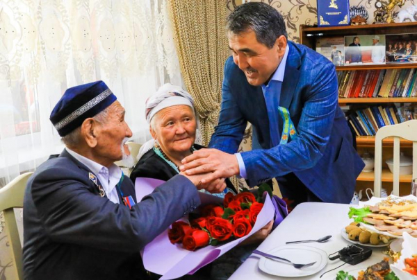 97-летних ветеранов-фронтовиков поздравили в Жамбылской области