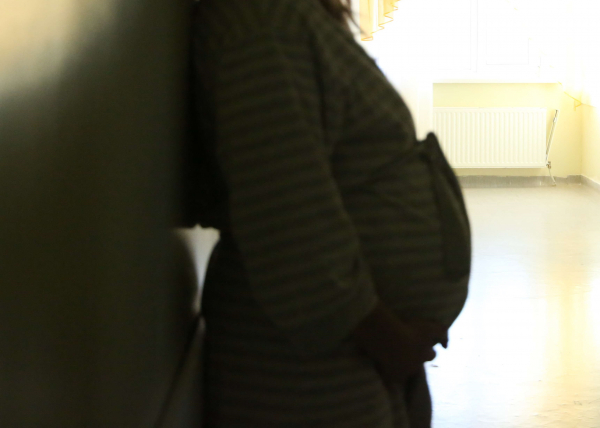 Женщина выпрыгнула из окна 3-го этажа роддома в Алматинской области