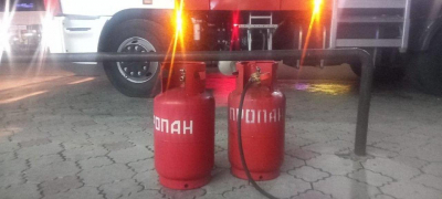 При тушении пожара огнеборцы вынесли 2 газовых баллона