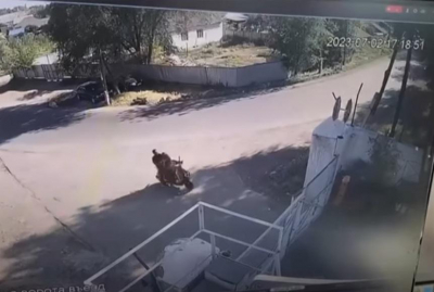Мужчина с ребенком на мопеде врезался в забор в Алматинской области