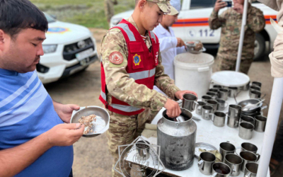 Горячую еду раздавали в пробке на пограничном пункте в Жайсане