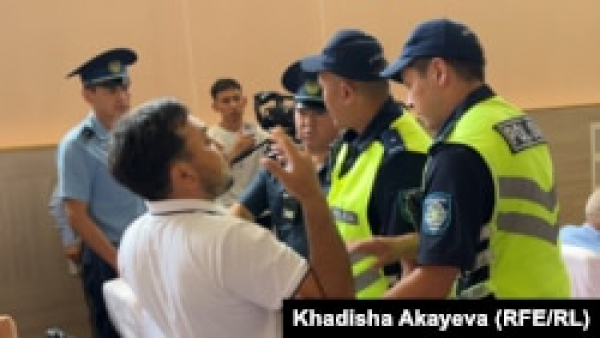 В Семее задержали активиста на слушаниях по теме АЭС