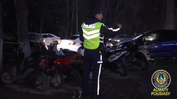 "Нарушают покой, устраивают гонки": в Алматы усилили контроль за мопедистами и самокатчиками (видео)