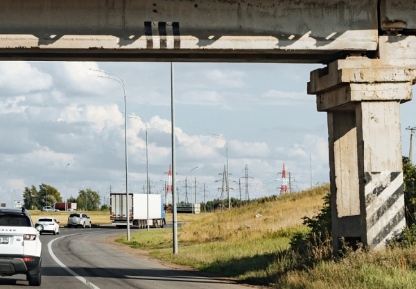 Молодой водитель ВАЗа погиб в аварии под Елабугой, врезавшись в опору моста