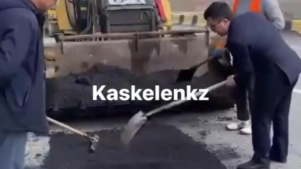 Чиновник из Алматинской области разозлился на дорожников и схватил лопату (видео)