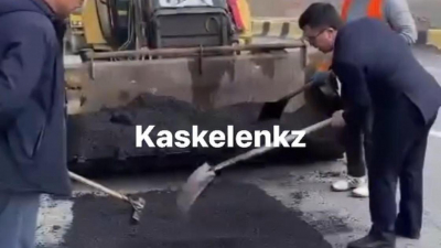 Чиновник из Алматинской области разозлился на дорожников и схватил лопату (видео)