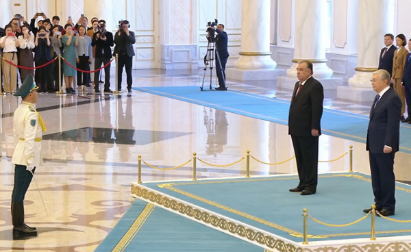 Касым-Жомарт Токаев встретил Эмомали Рахмона в Акорде