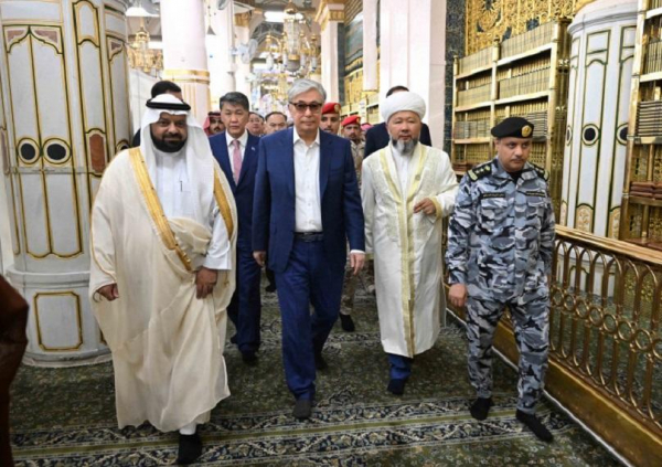 Президент Казахстана посетил мечеть Пророка Мухаммеда в Медине