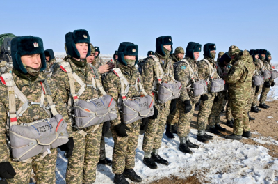 Десантники Конаевского гарнизона совершили прыжки с парашютами
