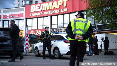 Курьер на электровелосипеде врезался в трамвай на западе Москвы