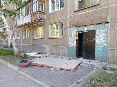 Автомобиль снес козырек подъезда в Усть-Каменогорске