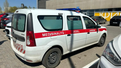 По сугробам пришлось ползли к пациенту медикам «скорой помощи» из Хромтау