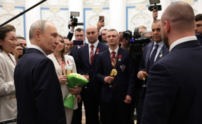 Путин вручил награды уральским бойцам бокса и ММА за успехи на мировой арене