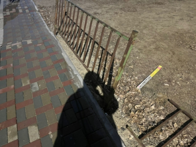 Народный репортер. Ограждение детской площадки может упасть в любую минуту