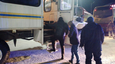 Автобус с 55 иностранцами сломался на трассе в Актюбинской области
